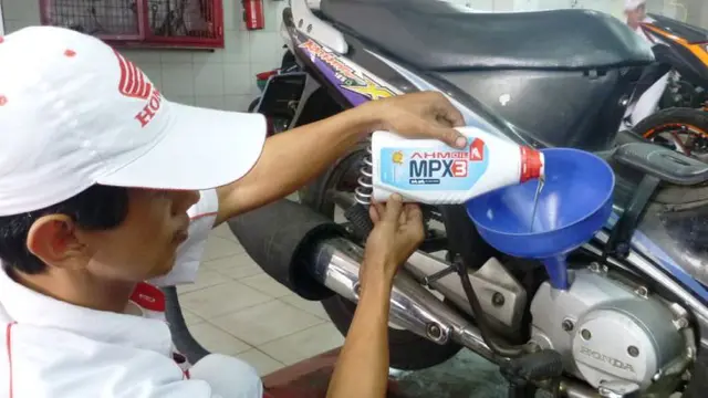 Bahaya dan Efek Domino Pakai Oli Palsu untuk Sepeda Motor, Pemilik Wajib Tahu!